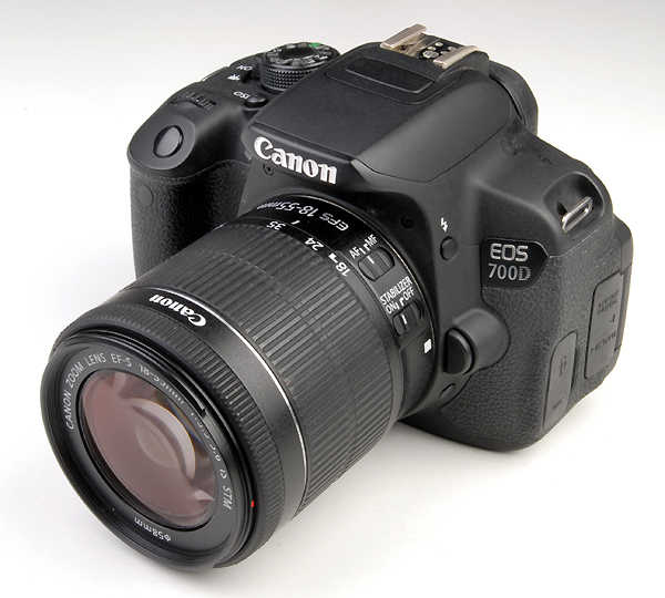 CANON EOS 700D + 18/55mm f.3.5/5.6 IS/STM   usato