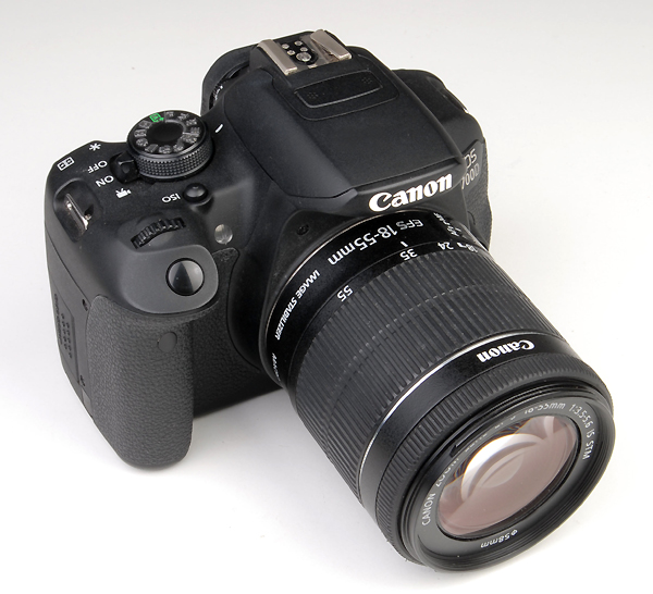 CANON EOS 700D + 18/55mm f.3.5/5.6 IS/STM   usato