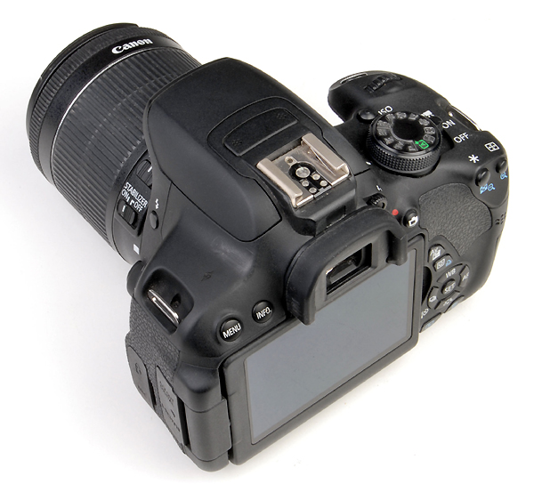 CANON EOS 700D + 18/55mm f.3.5/5.6 IS/STM   usato