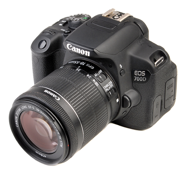 CANON EOS 700D + 18/55mm f.3.5/5.6 IS/STM   usato